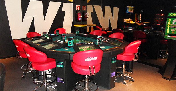 Máquina de poker instalada en el salón Winners