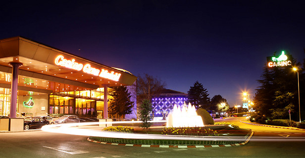 Entrada principal del Casino Gran Madrid de Torrelodones...en su versión física. opergame.com